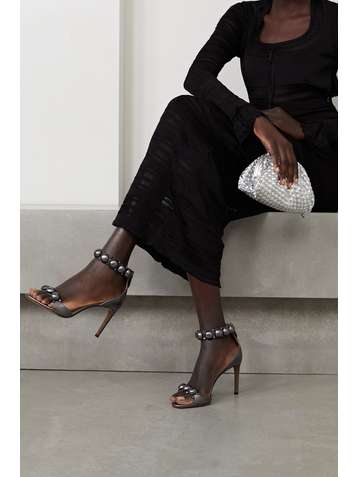 ALAÏA Bombe 90 Sandalen aus Metallic-Leder mit Nieten
