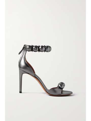 ALAÏA Bombe 90 Sandalen aus Metallic-Leder mit Nieten