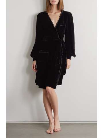 SLEEPING WITH JACQUES + NET SUSTAIN Bon Sylvia Morgenmantel aus Samt mit Paspeln und Spitzenbesatz
