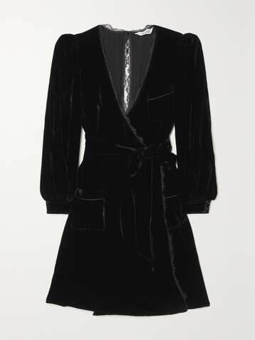 SLEEPING WITH JACQUES + NET SUSTAIN Bon Sylvia Morgenmantel aus Samt mit Paspeln und Spitzenbesatz