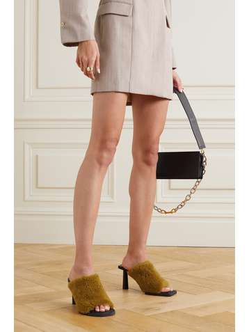 JACQUEMUS Mules en peau lainée et en cuir