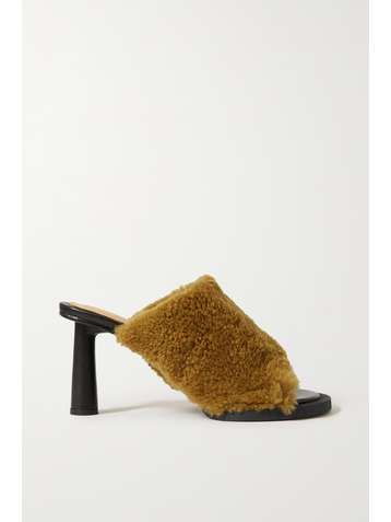 JACQUEMUS Mules en peau lainée et en cuir