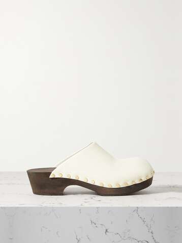 KHAITE Lucca Clogs aus Leder mit Nieten