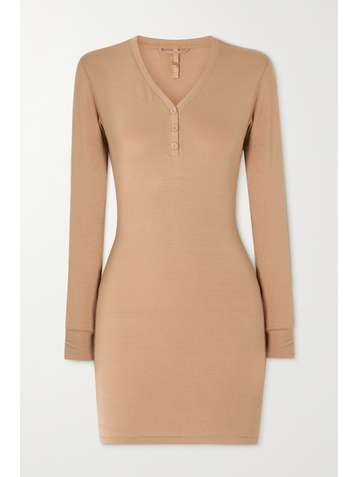 SKIMS Sleep Henley Dress – Ochre – Nachthemd aus Stretch-Jersey