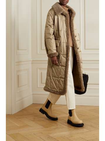 AKRIS Steppmantel aus Shell aus einer Maulbeerseidenmischung mit Shearling-Besatz