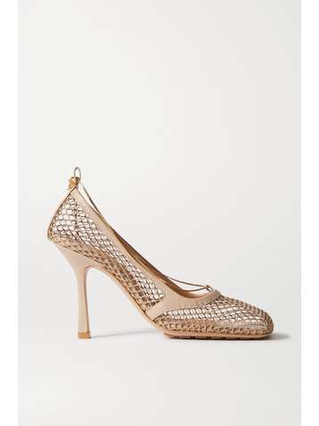 BOTTEGA VENETA Pumps aus Netzmaterial und Leder mit Kette
