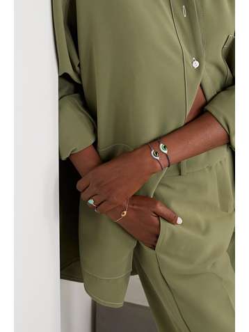 LITO Tu Es Partout Armband aus Makrameegarn mit Detail aus 14 Karat Gold und Emaille
