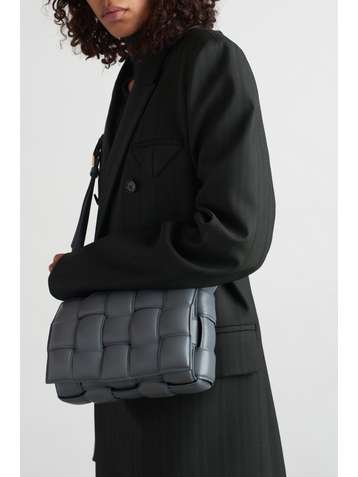 BOTTEGA VENETA Cassette gepolsterte Schultertasche aus Intrecciato-Leder