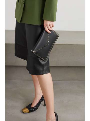 VALENTINO Pochette en cuir texturé Rockstud Valentino Garavani