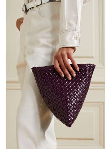 BOTTEGA VENETA Triangle Clutch aus Intrecciato-Lackleder