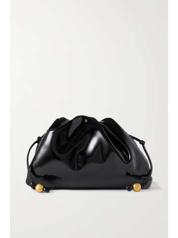 BOTTEGA VENETA Pochette en cuir verni à fronces et à ornements The Pouch Small