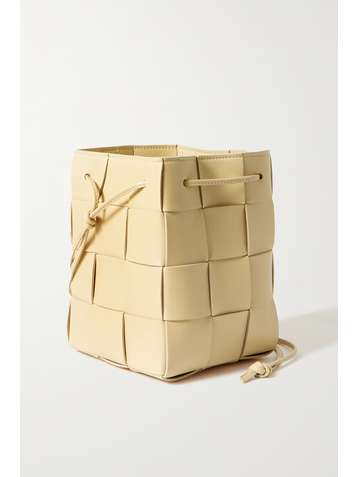 BOTTEGA VENETA Triangle mini Beuteltasche aus Intrecciato-Leder