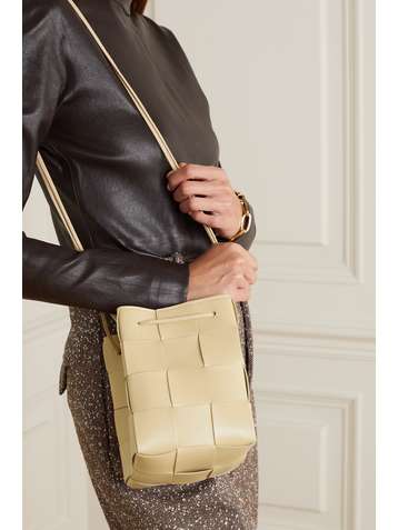 BOTTEGA VENETA Triangle mini Beuteltasche aus Intrecciato-Leder