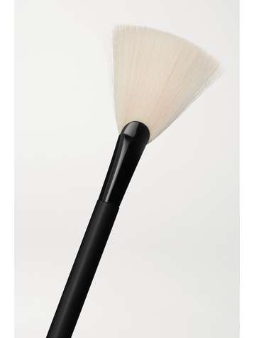 RAE MORRIS Jishaku 25 Fan Highlighter Brush