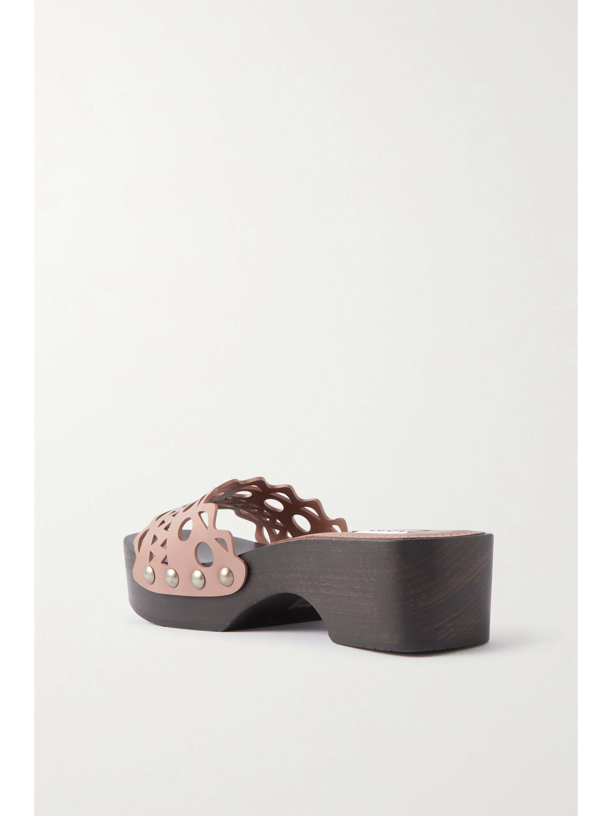 ALAÏA قبقاب من الجلد المقصوص بالليزر مزيّن بدبابيس معدنية بكعب 50 مم