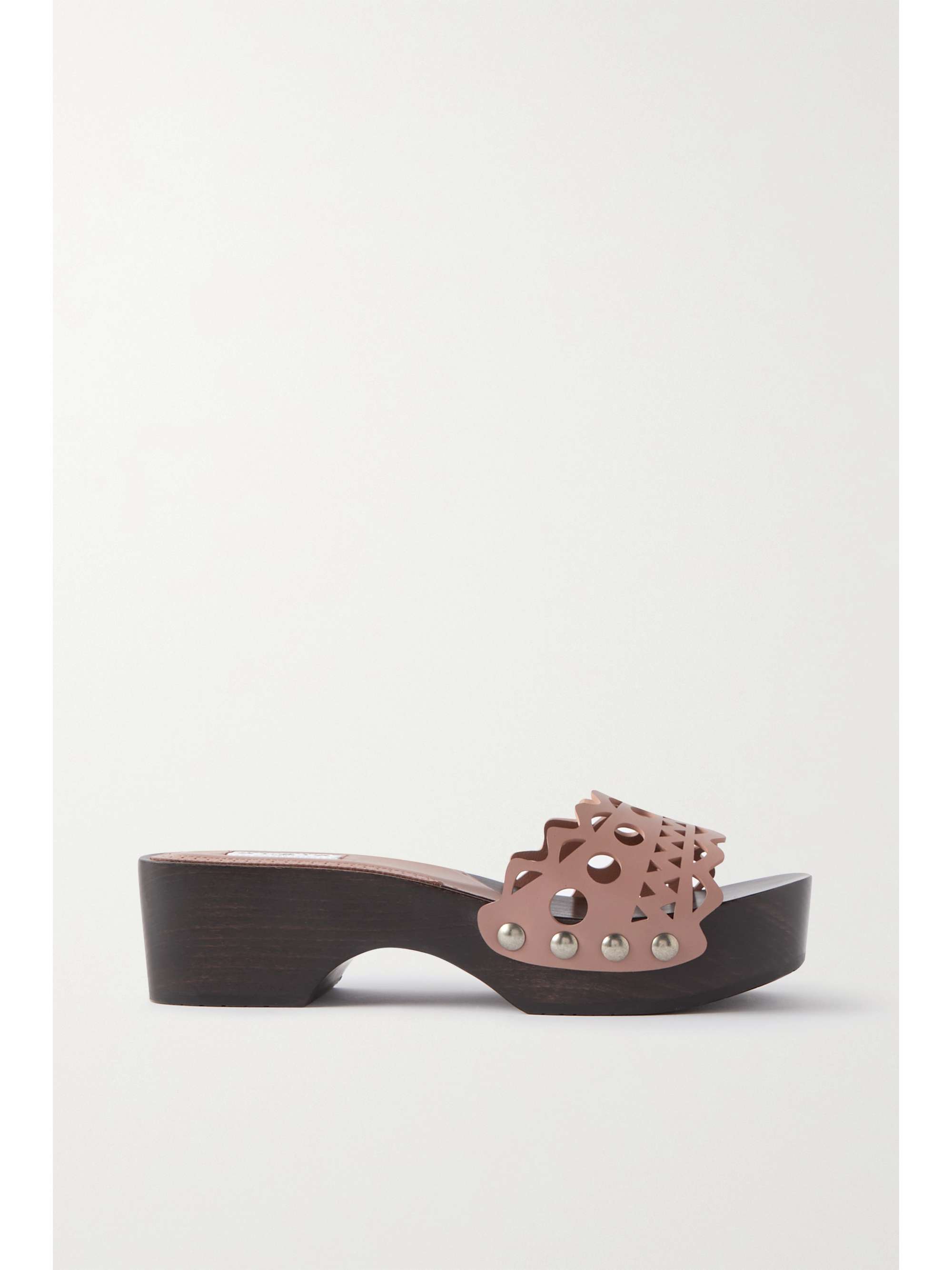 ALAÏA قبقاب من الجلد المقصوص بالليزر مزيّن بدبابيس معدنية بكعب 50 مم