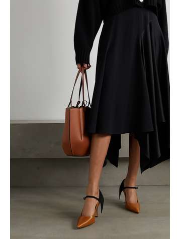 LOEWE Cape Pumps aus Veloursleder und Leder