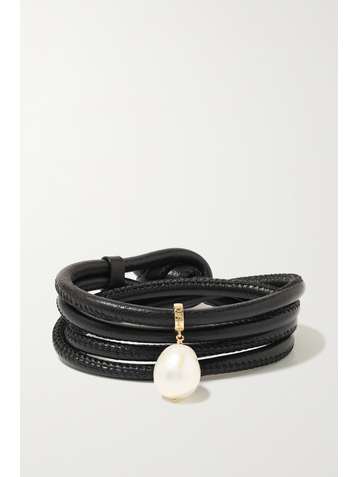 MIZUKI Wandelbares Wickelarmband aus Leder mit Perle und Detail aus 14 Karat Gold