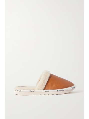 CHLOÉ Woody Slippers aus Leder und Shearling mit Logoprint