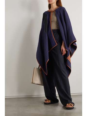 LOEWE Cape aus einer Mischung aus Leinen, Baumwolle und Seide in Knitteroptik mit Lederbesätzen und Streifen