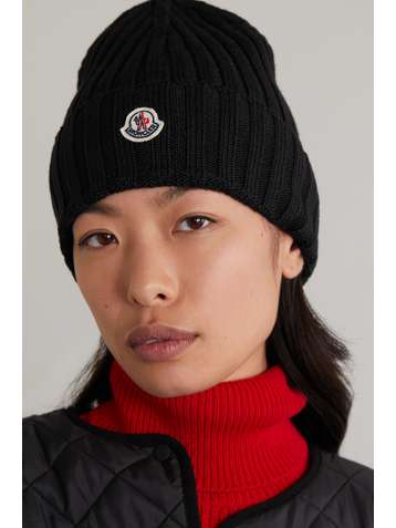 MONCLER Bonnet en laine côtelée à appliqué