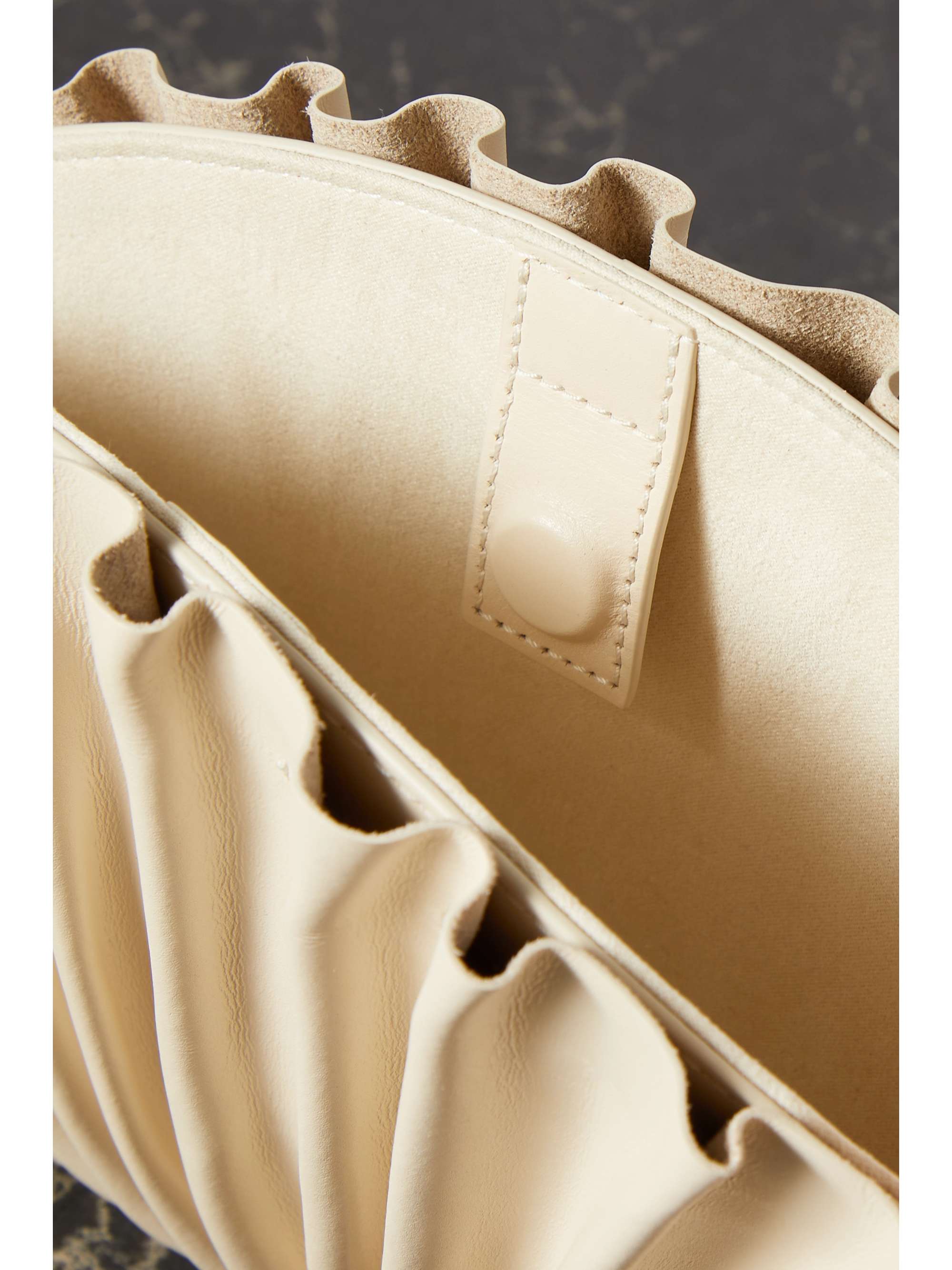 CULT GAIA Nala Clutch aus Leder mit Falten