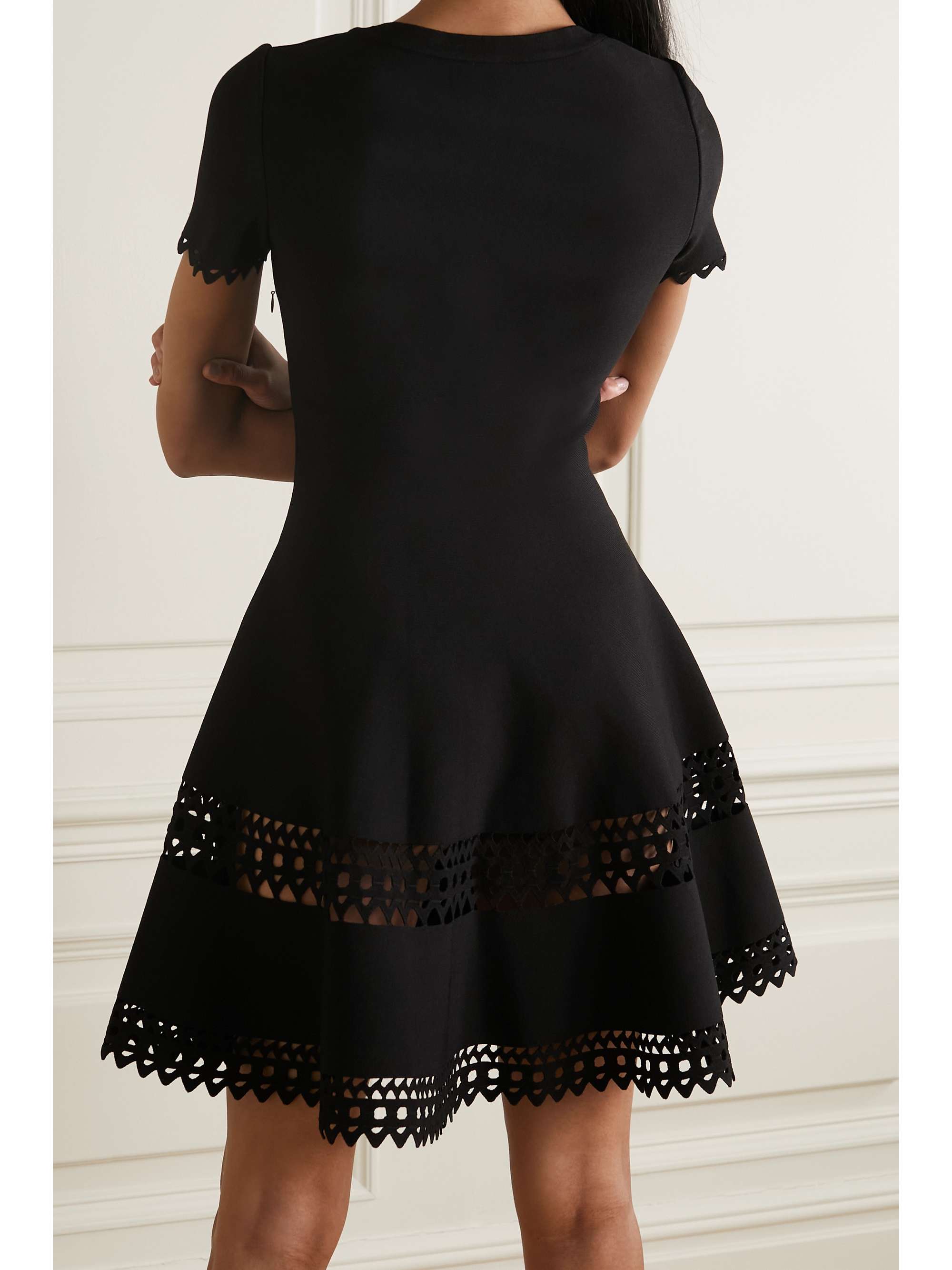 ALAÏA Mini-robe en mailles stretch découpée au laser Editions