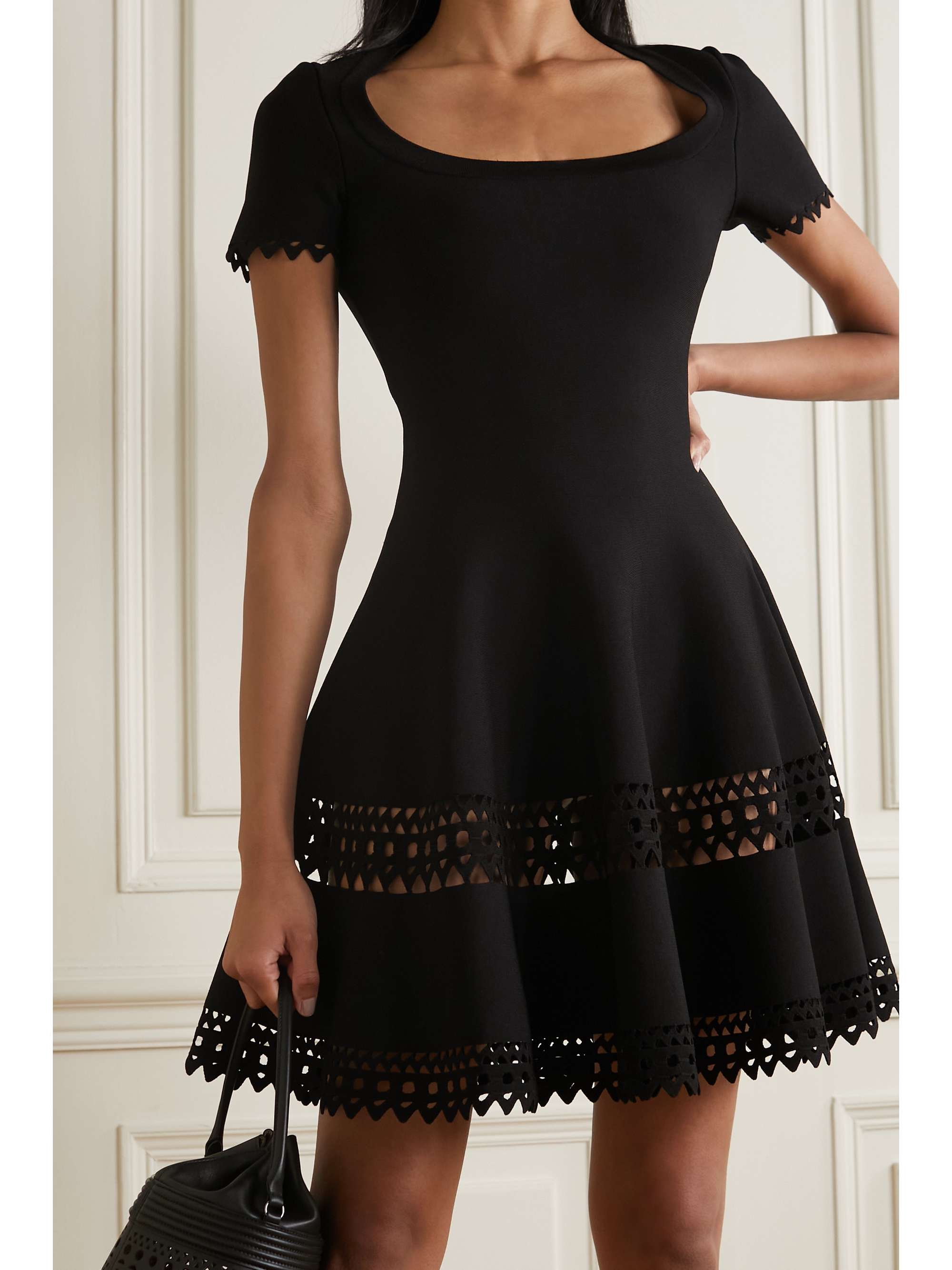 ALAÏA Mini-robe en mailles stretch découpée au laser Editions