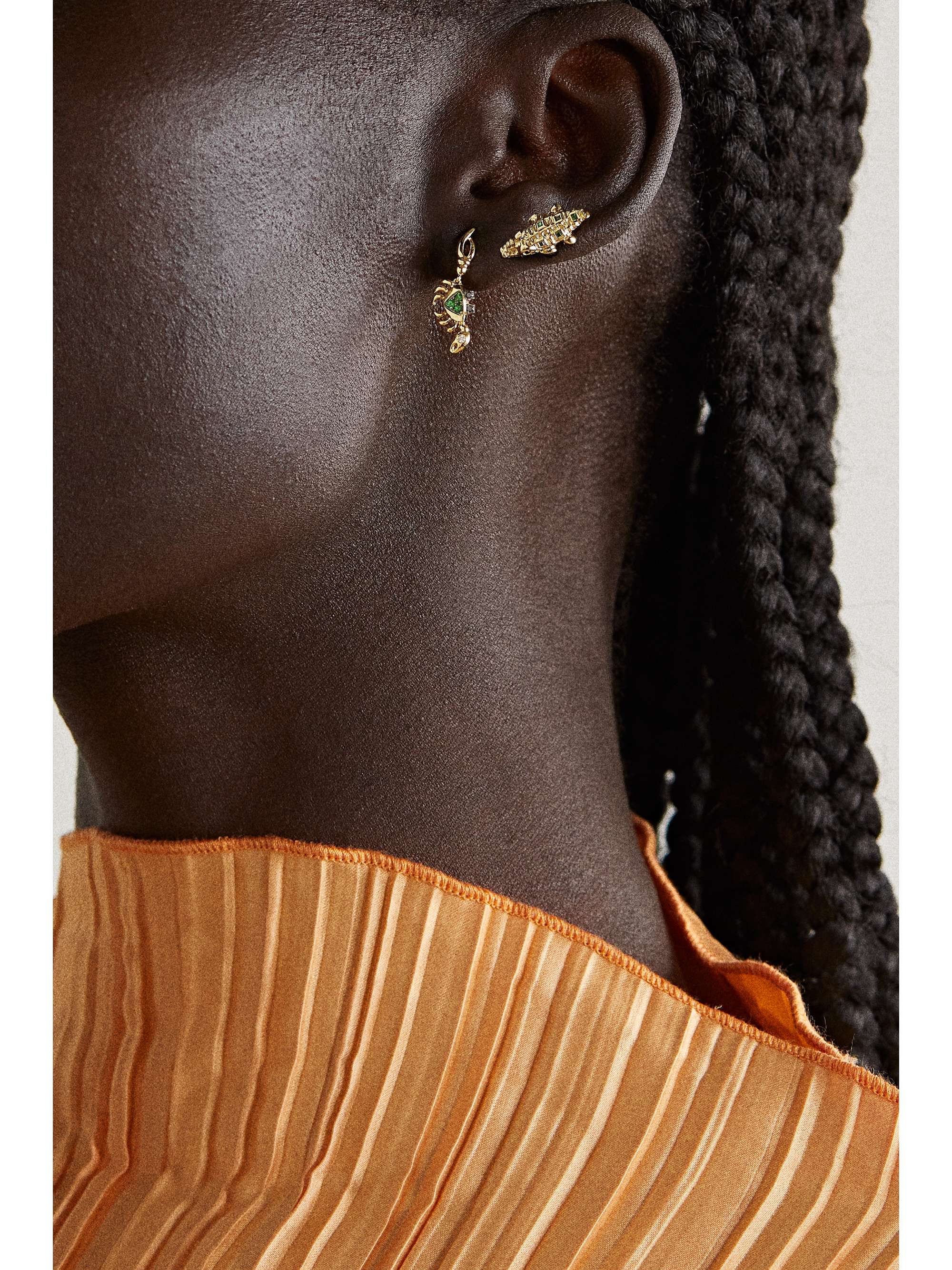 YVONNE LÉON 9-karat gold, tsavorite and diamond earring