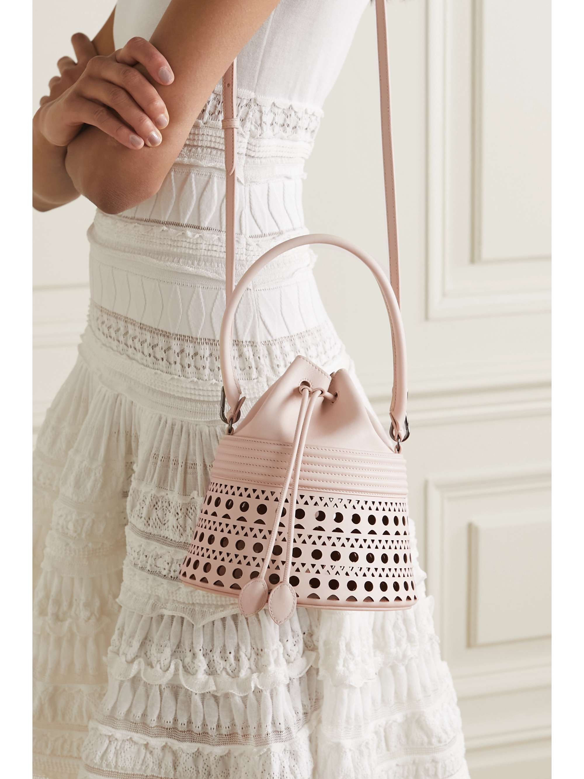 ALAÏA Bucket Corset Tasche aus lasergeschnittenem Leder