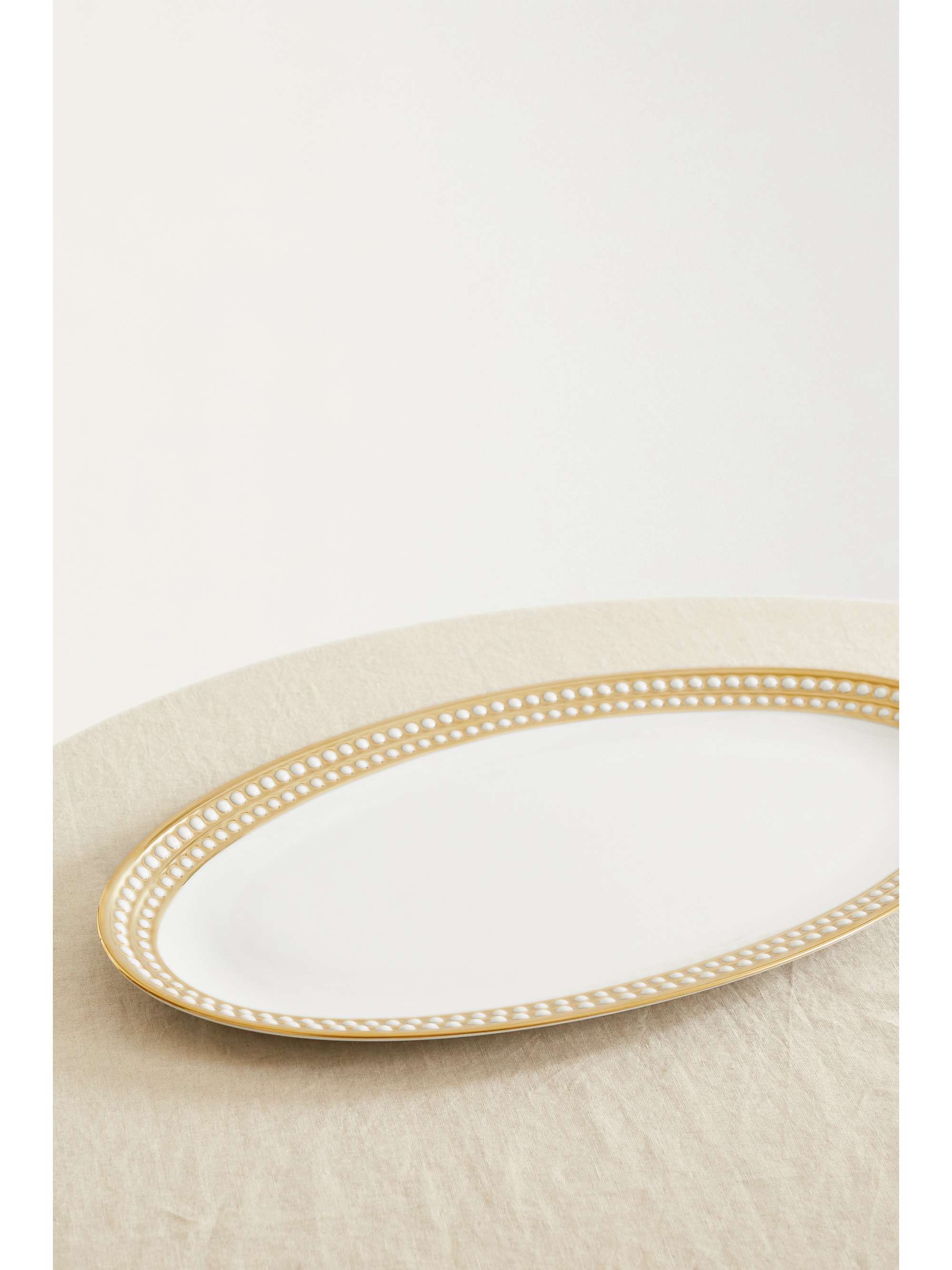 L'OBJET Plat en porcelaine plaquée or Perlée Large, 53 cm