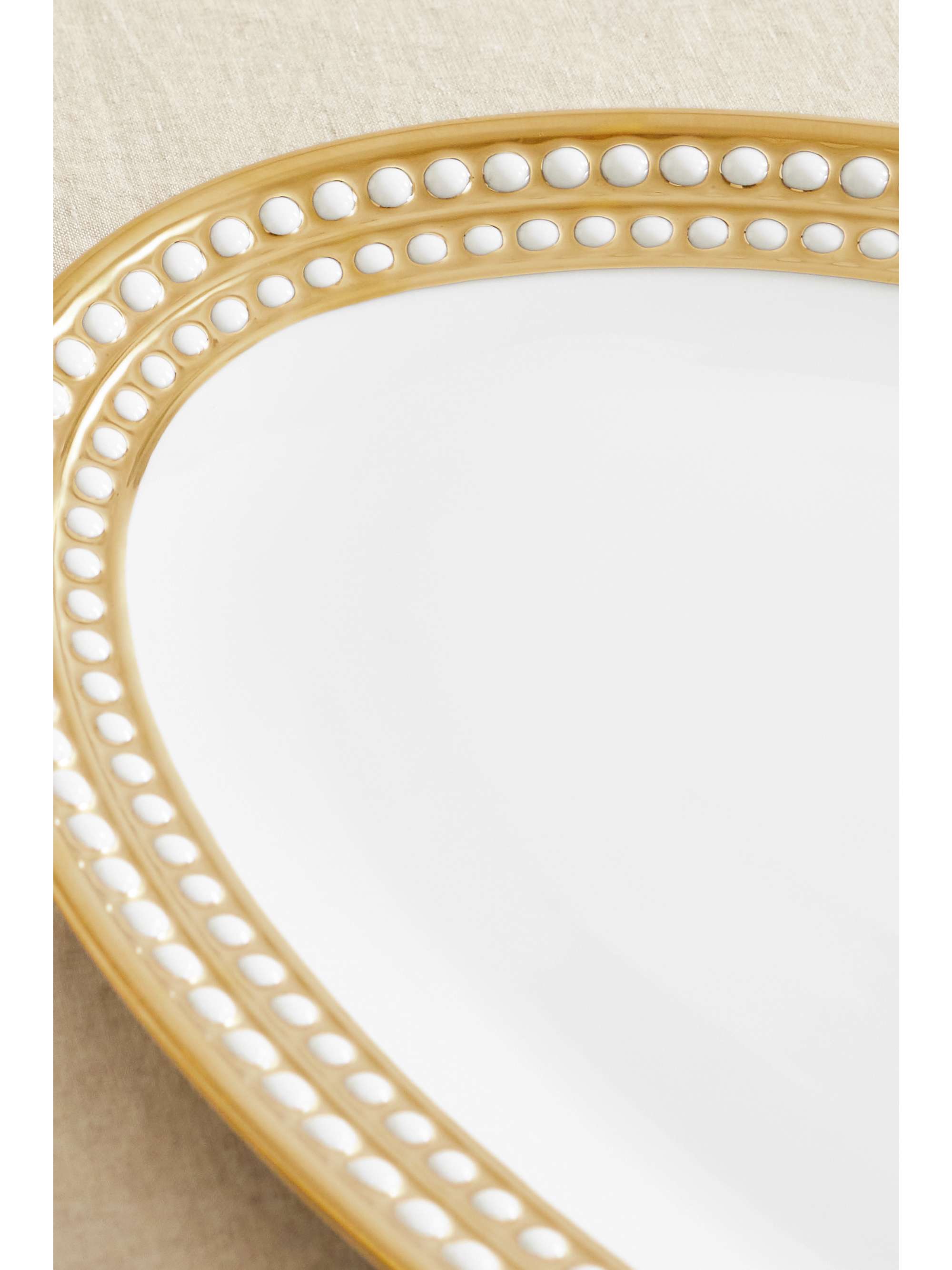 L'OBJET Plat en porcelaine plaquée or Perlée Large, 53 cm