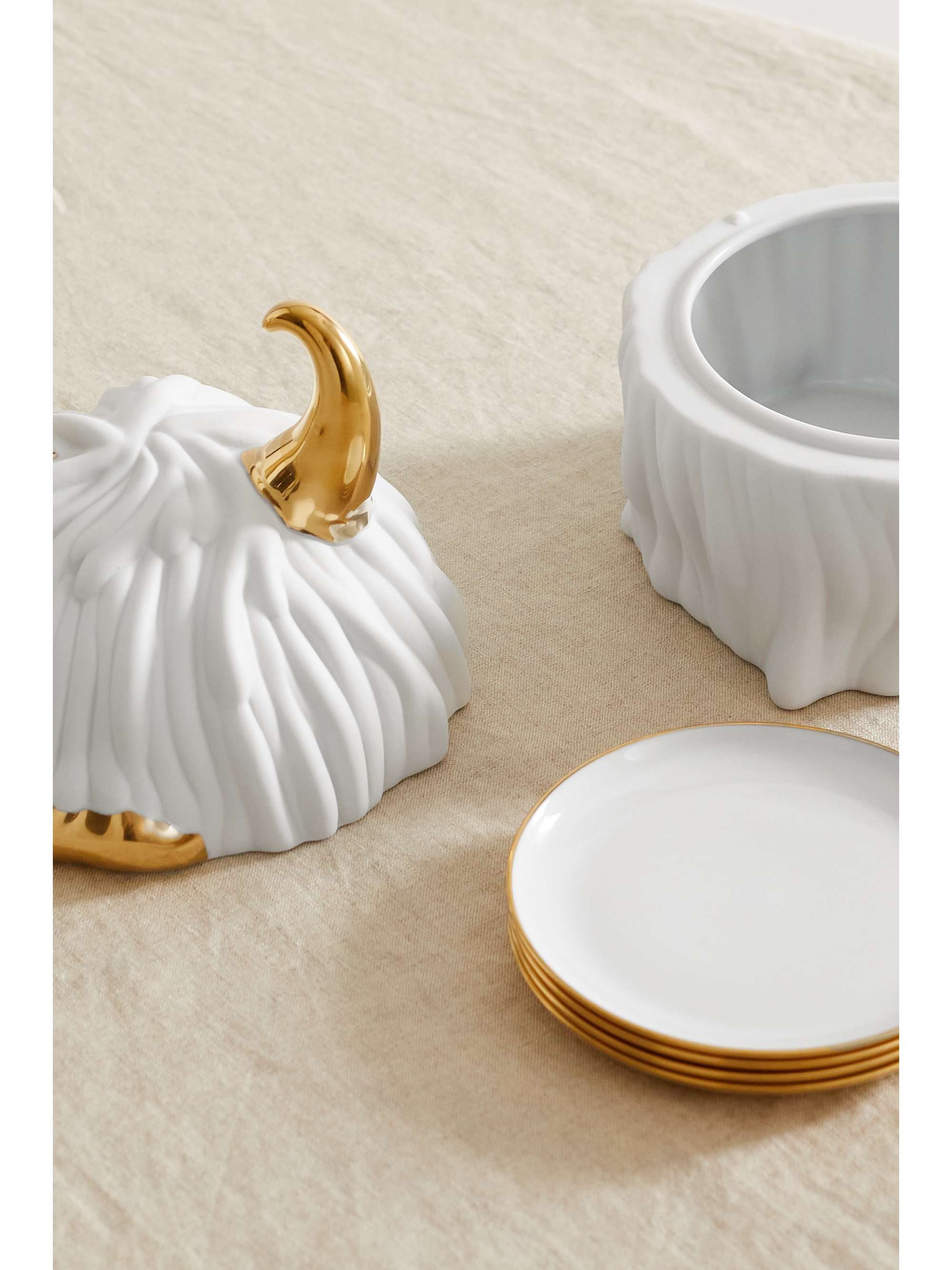 L'OBJET Écrin et set de quatre petites assiettes en porcelaine plaquée or Mojave Lynda x Haas Brothers, 17 cm et 11 cm