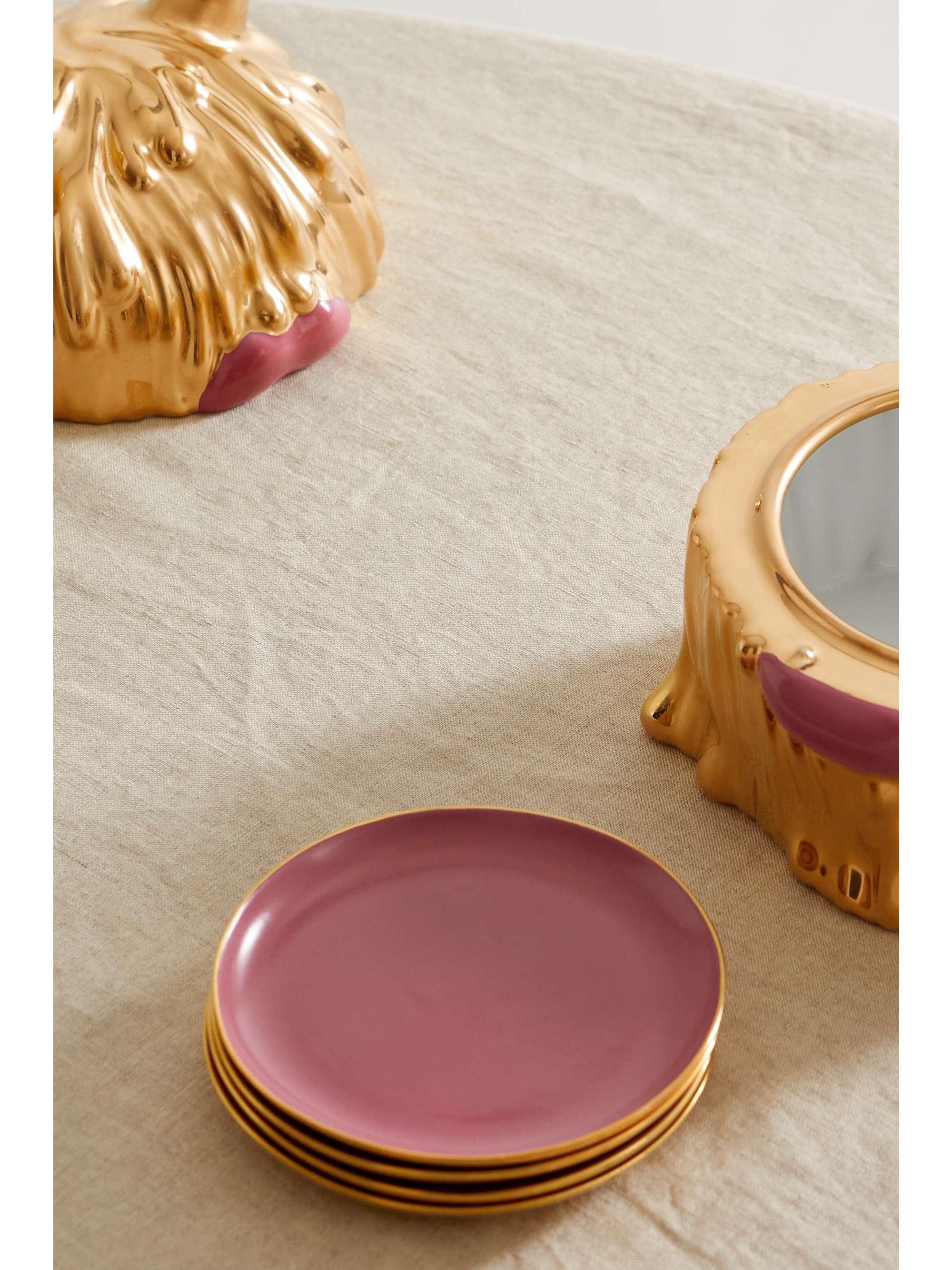 L'OBJET Écrin et set de quatre petites assiettes en porcelaine plaquée or Mojave Lynda x Haas Brothers, 17 cm et 11 cm