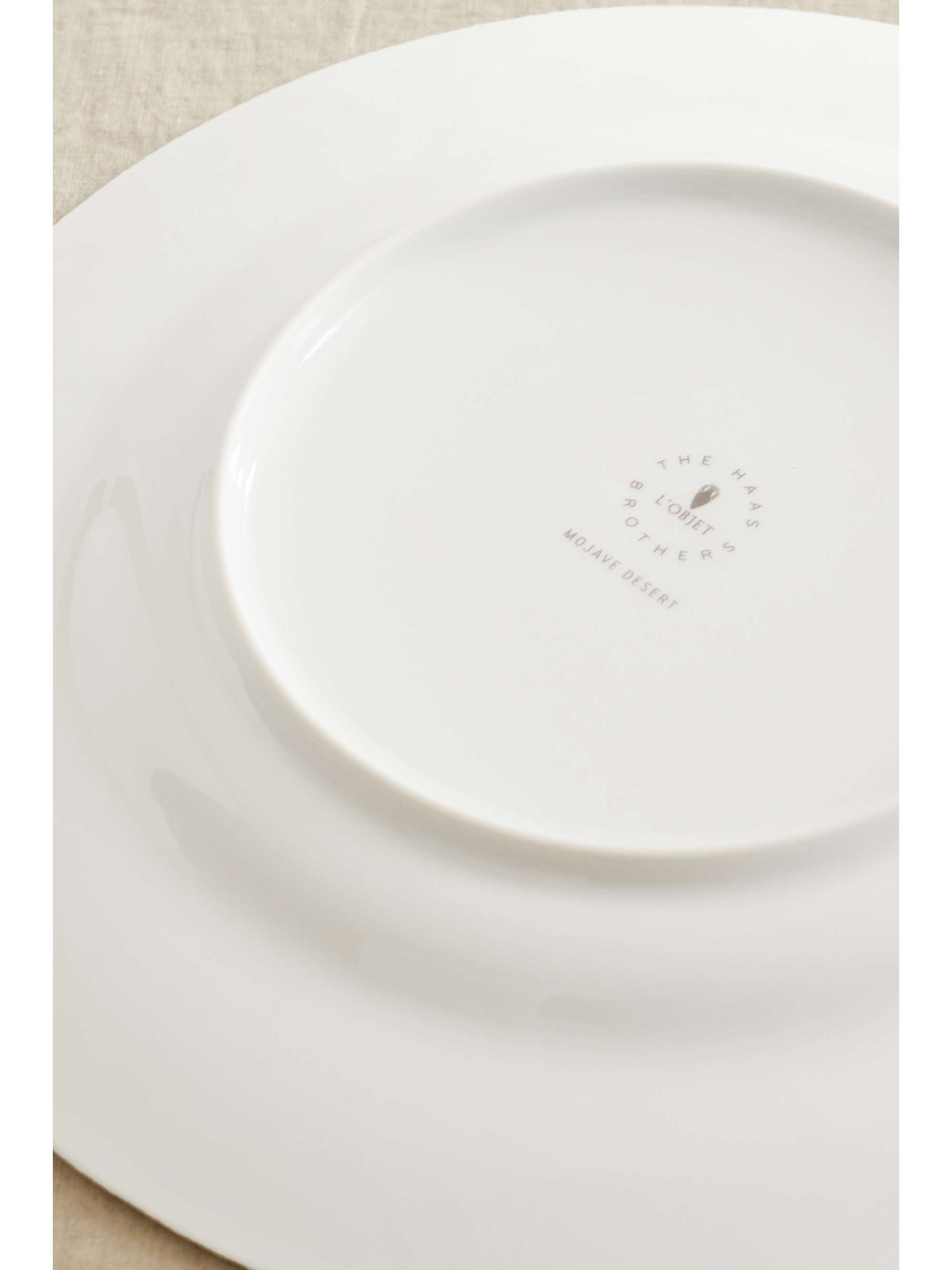 L'OBJET Assiette de présentation en porcelaine plaquée or Mojave Desert x Haas Brothers, 32 cm