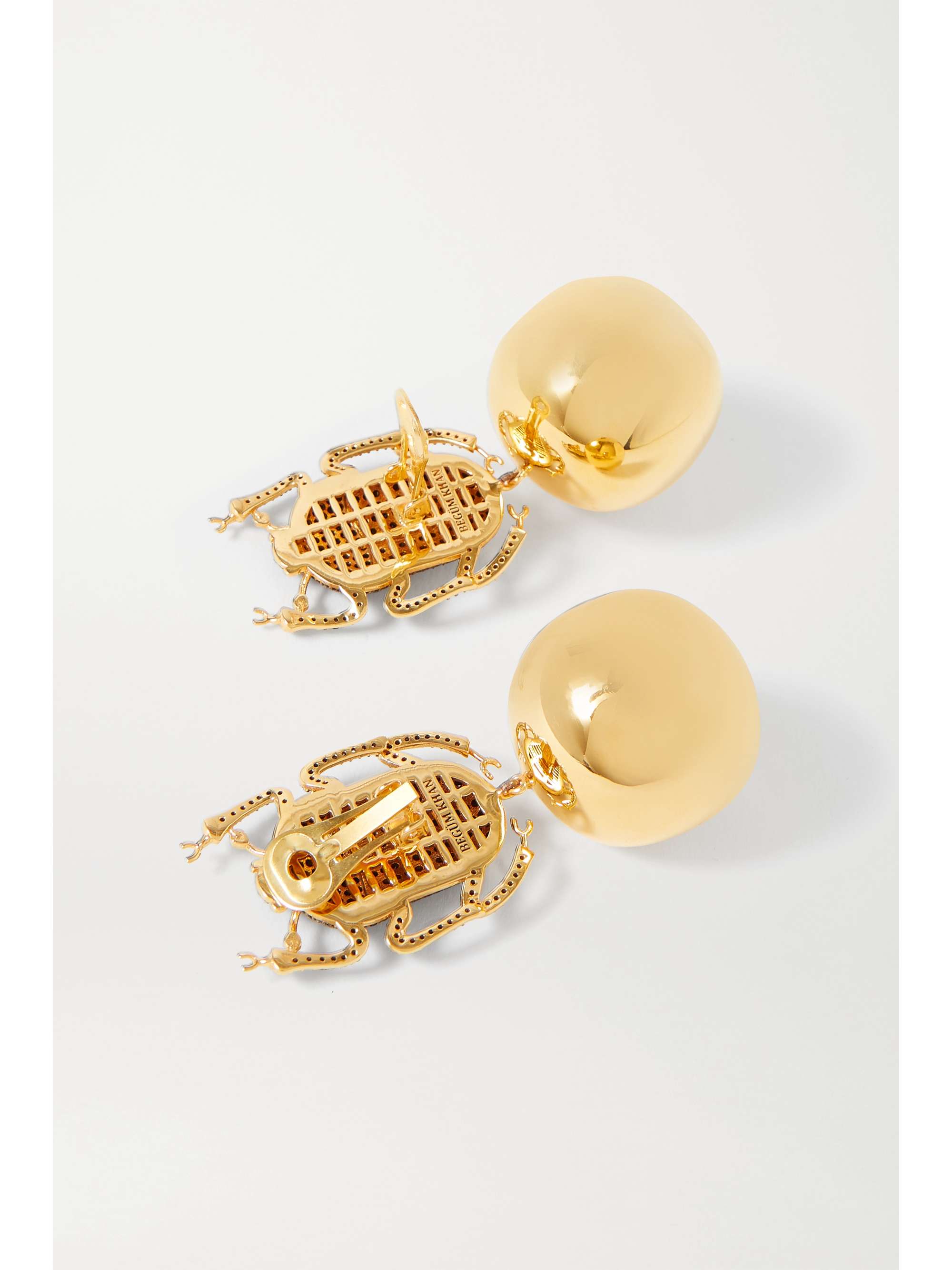 BEGÜM KHAN Boucles d'oreilles clip en plaqué or et cristaux Pharaoh Party