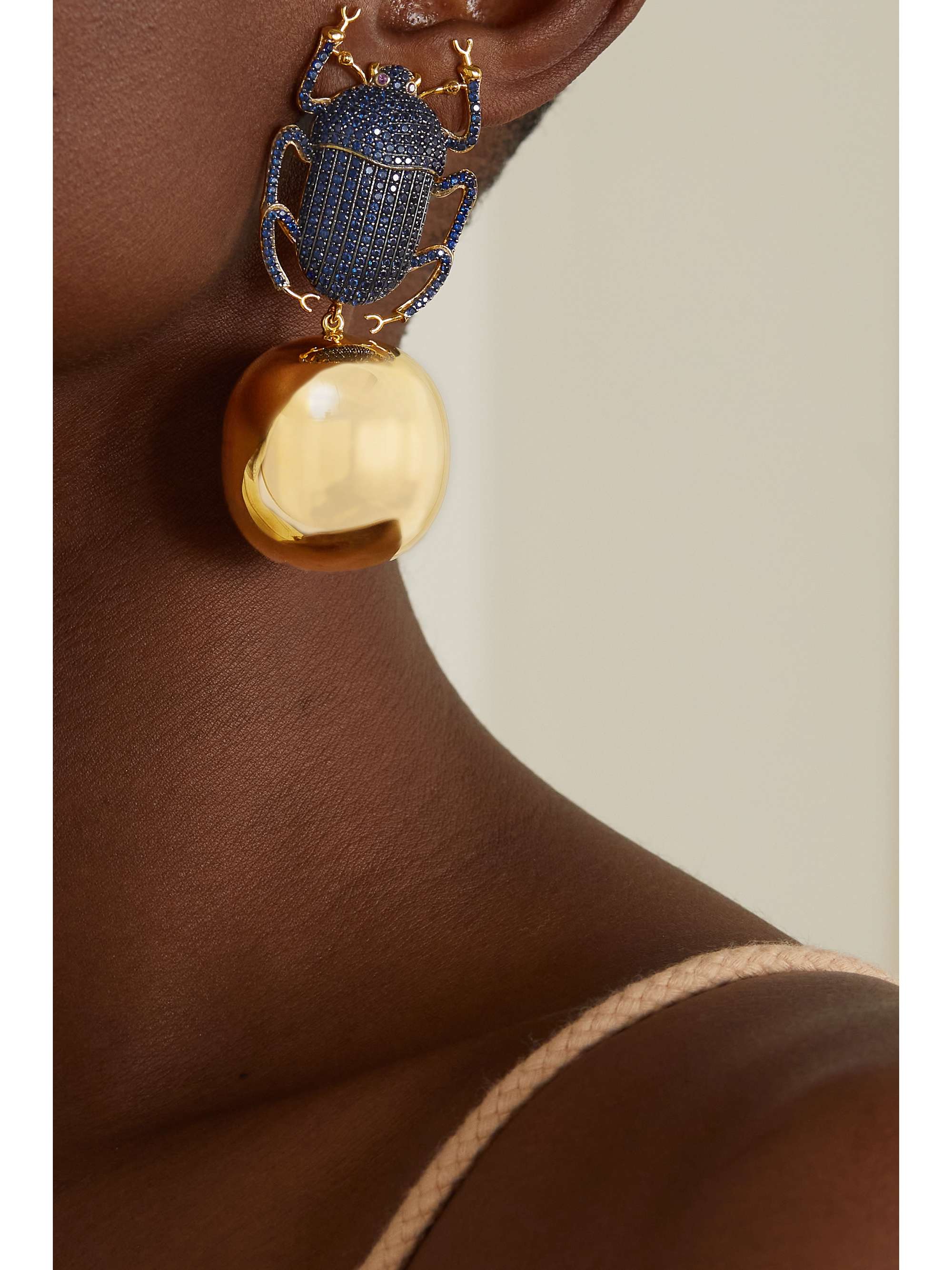 BEGÜM KHAN Boucles d'oreilles clip en plaqué or et cristaux Pharaoh Party