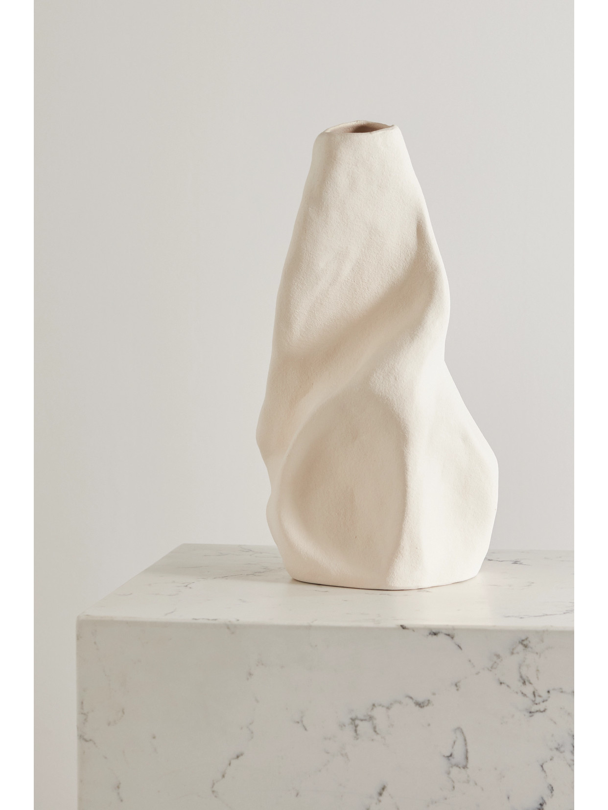 Completedworks - + Ekaterina Bazhenova Yamasaki Giant Wake Large Ceramic Vase - Off-white