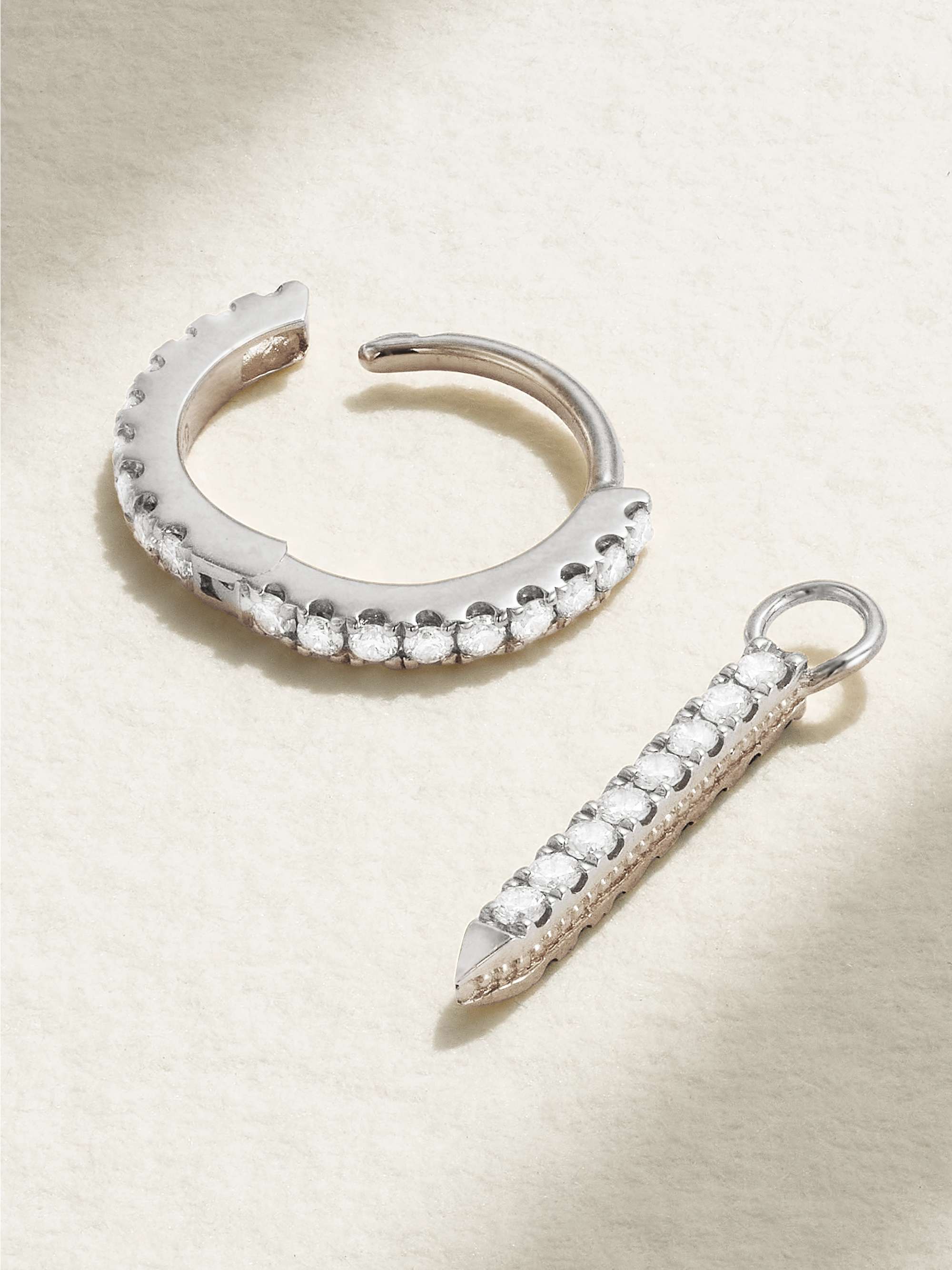 MARIA TASH Eternity Bar 6,5 mm einzelne Creole aus 18 Karat Weißgold mit Diamanten und Saphiren