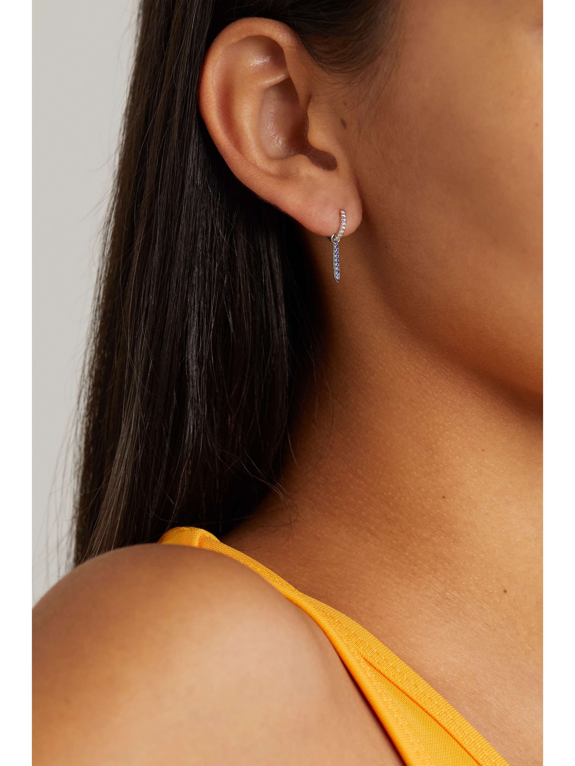MARIA TASH Eternity Bar 6,5 mm einzelne Creole aus 18 Karat Weißgold mit Diamanten und Saphiren