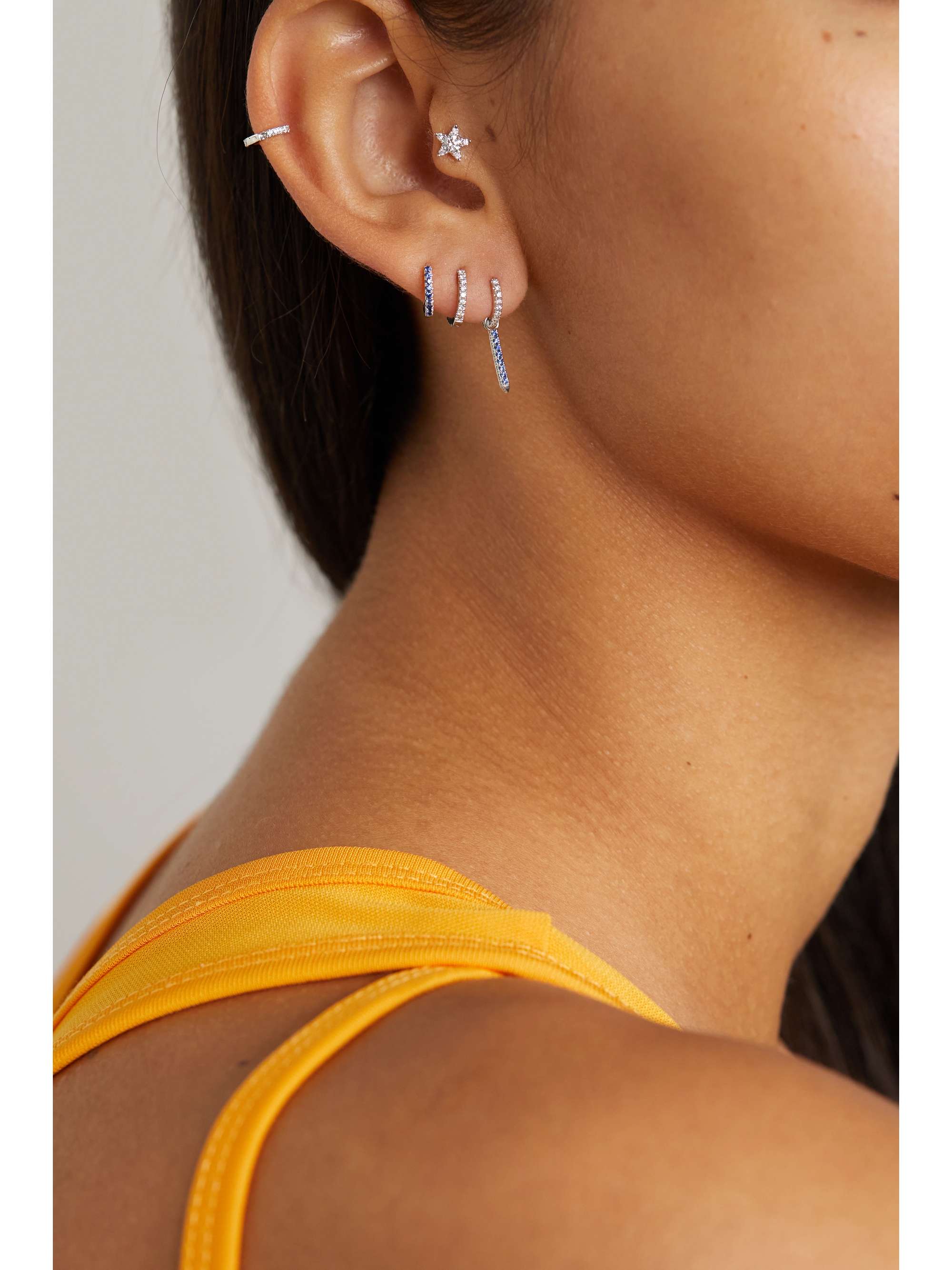 MARIA TASH Eternity Bar 6,5 mm einzelne Creole aus 18 Karat Weißgold mit Diamanten und Saphiren