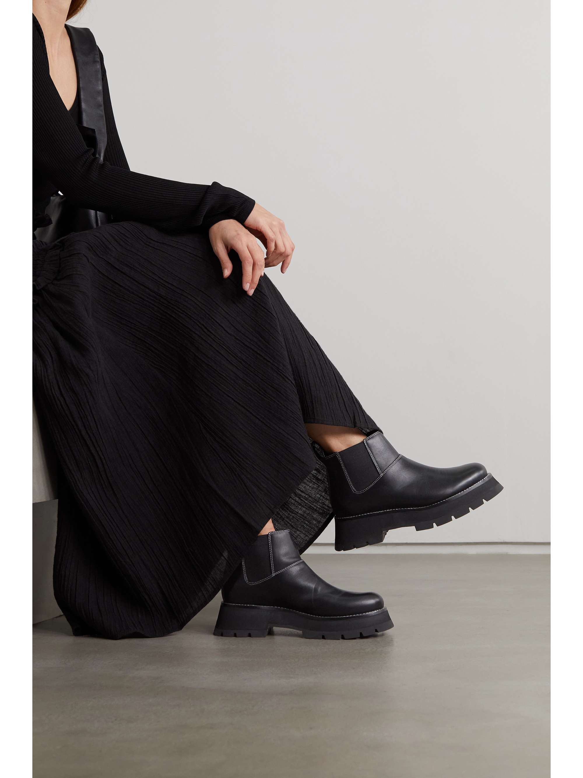 3.1 PHILLIP LIM Kate 皮革防水台切尔西靴