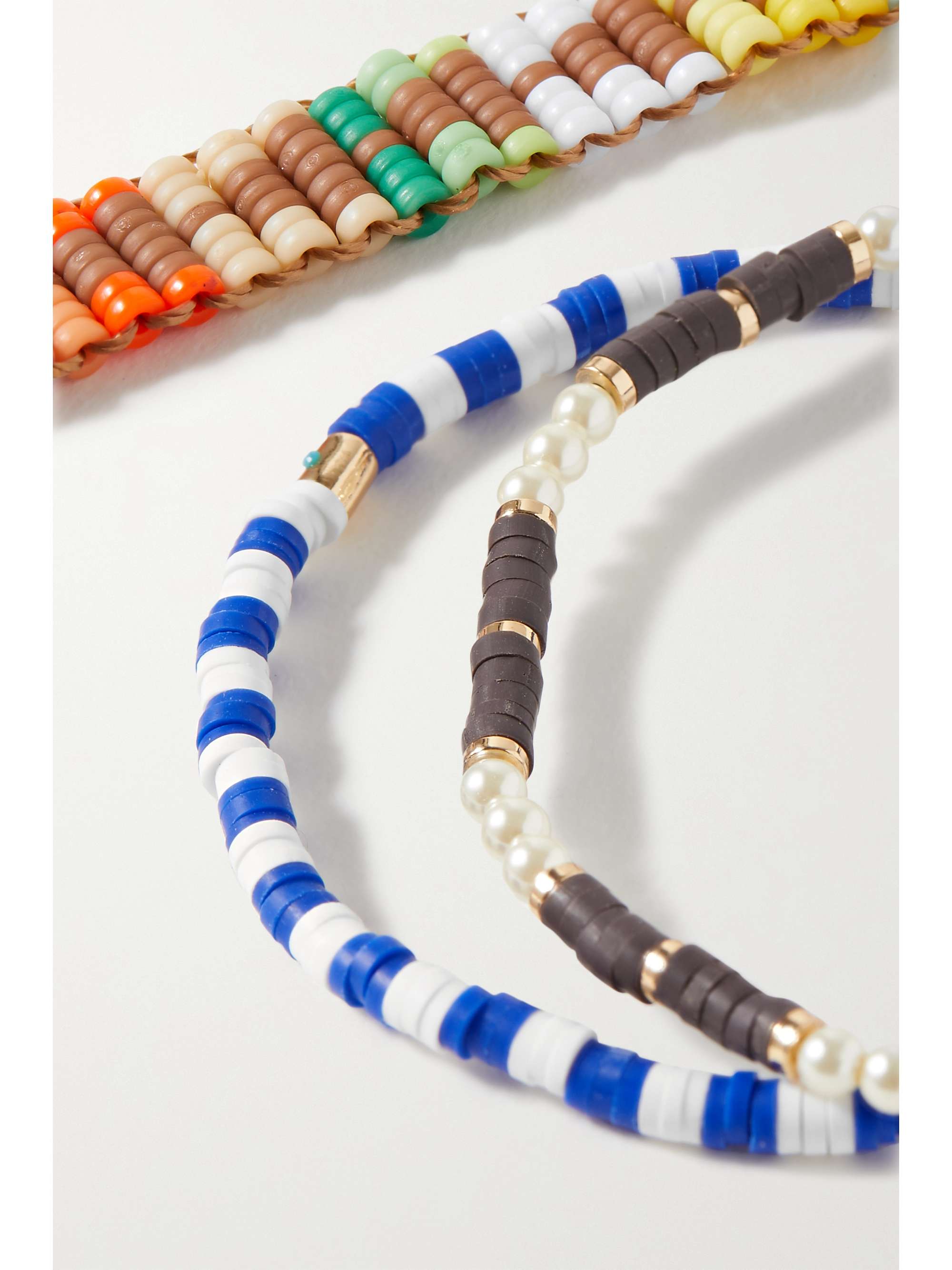 ROXANNE ASSOULIN Mumble Jumble Set aus sechs Armbändern mit goldfarbenen Details, Kunst- und Zierperlen