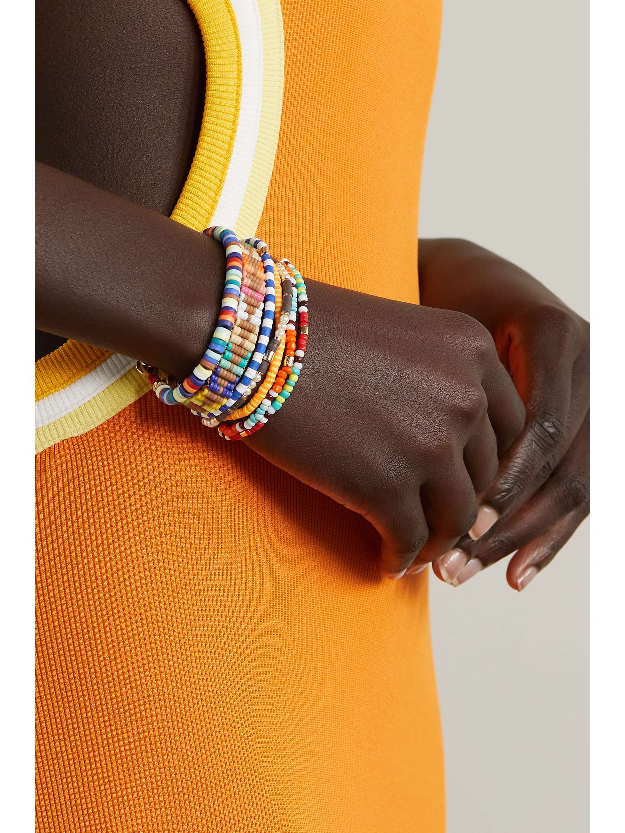 ROXANNE ASSOULIN Mumble Jumble Set aus sechs Armbändern mit goldfarbenen Details, Kunst- und Zierperlen