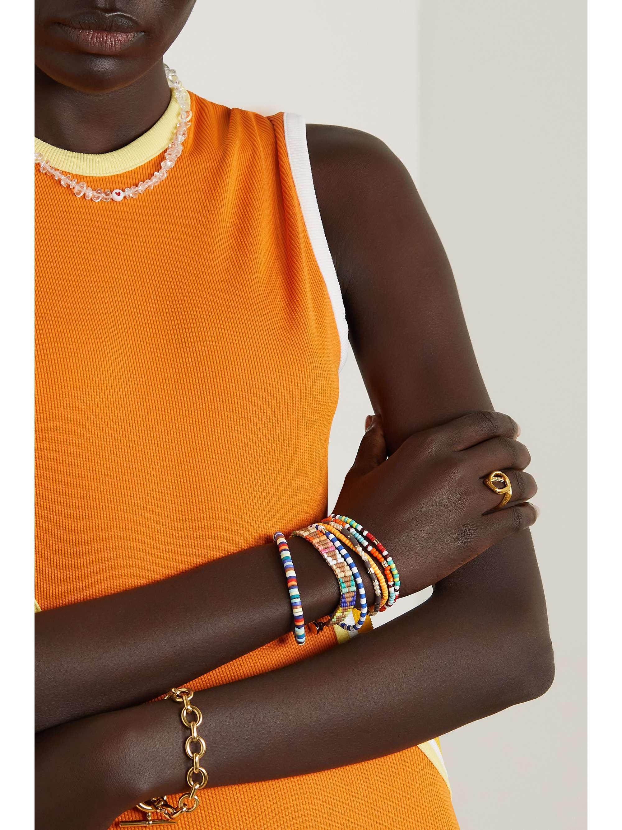 ROXANNE ASSOULIN Mumble Jumble Set aus sechs Armbändern mit goldfarbenen Details, Kunst- und Zierperlen