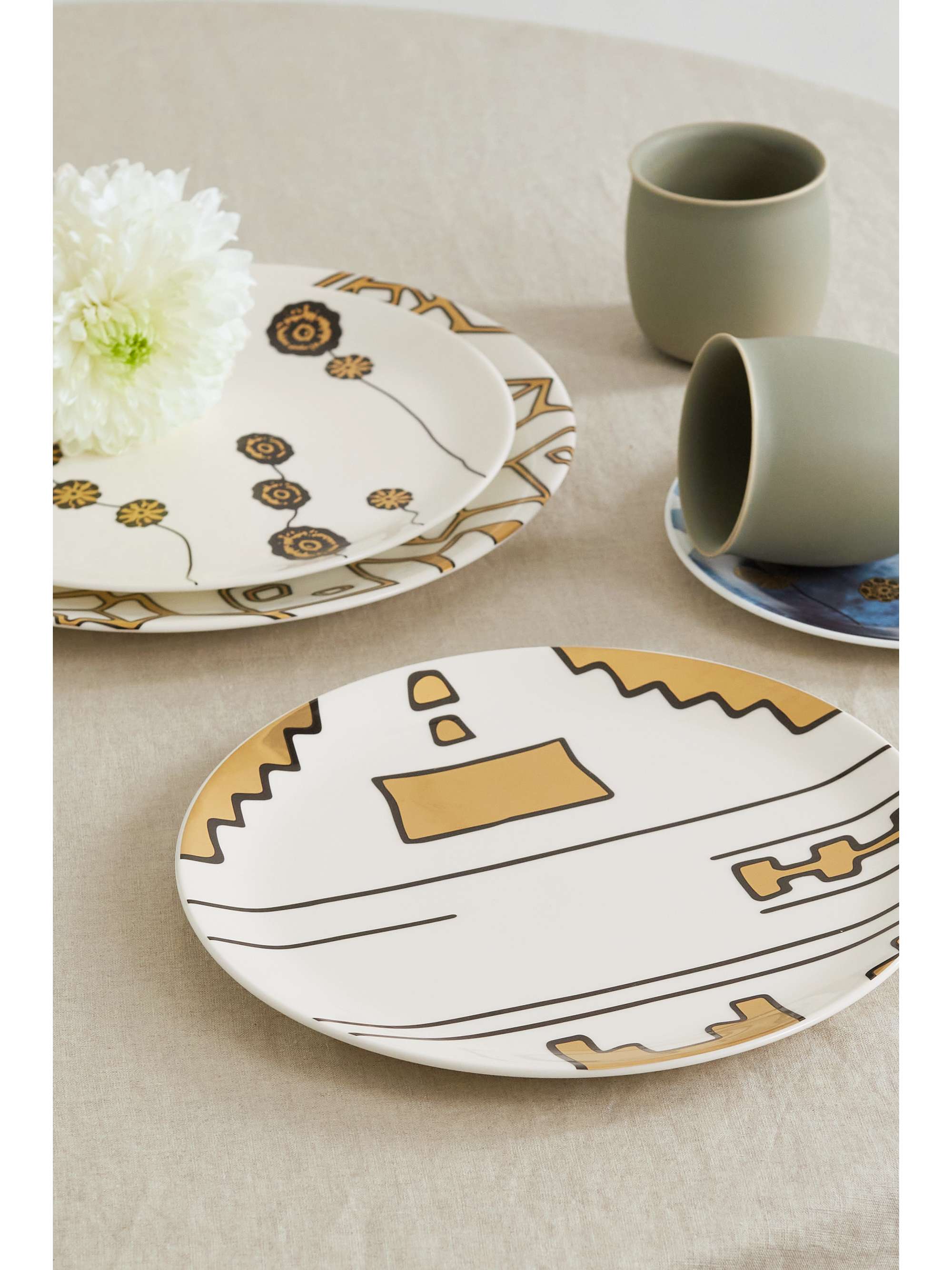 NIMEROLOGY Here Comes the Sun 27cm gold-plated bone china dinner plate