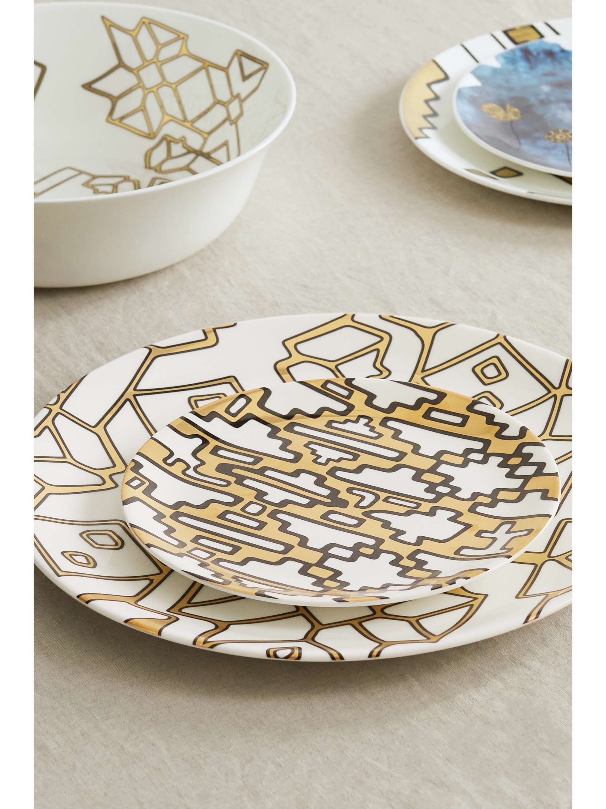 NIMEROLOGY Here Comes the Sun 31cm gold-plated bone china charger plate