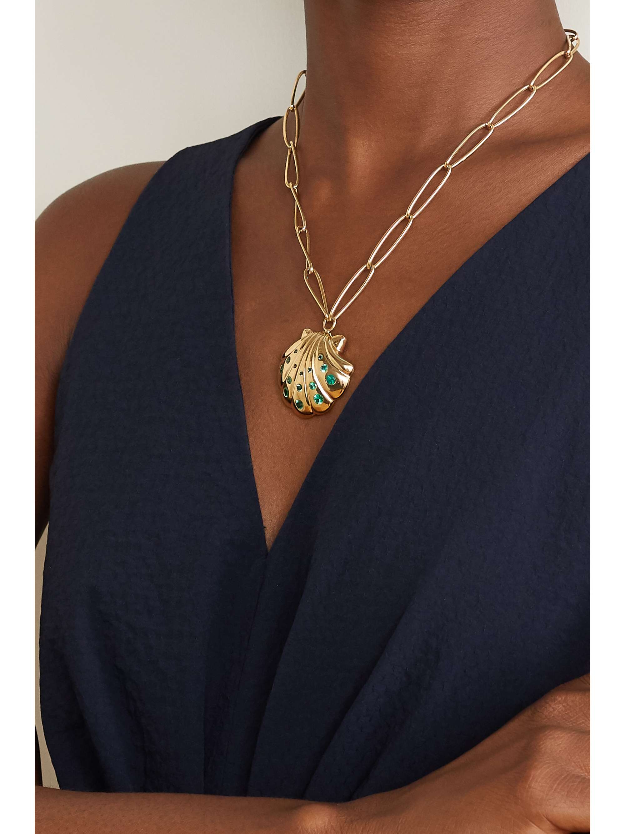 BRENT NEALE Collier en or 18 carats (750/1000) et émeraudes Shell