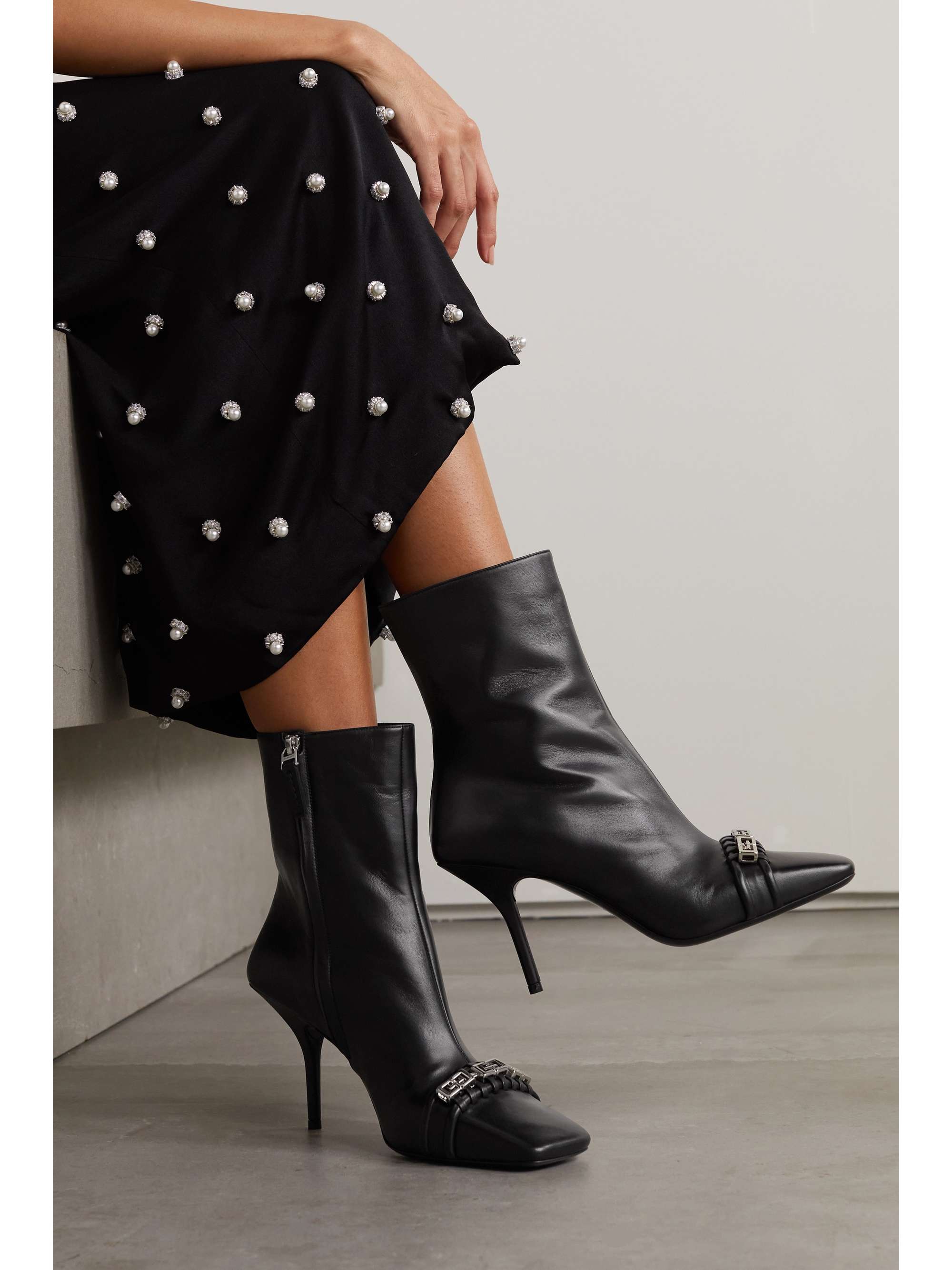 GIVENCHY Ankle Boots aus Leder mit Verzierung