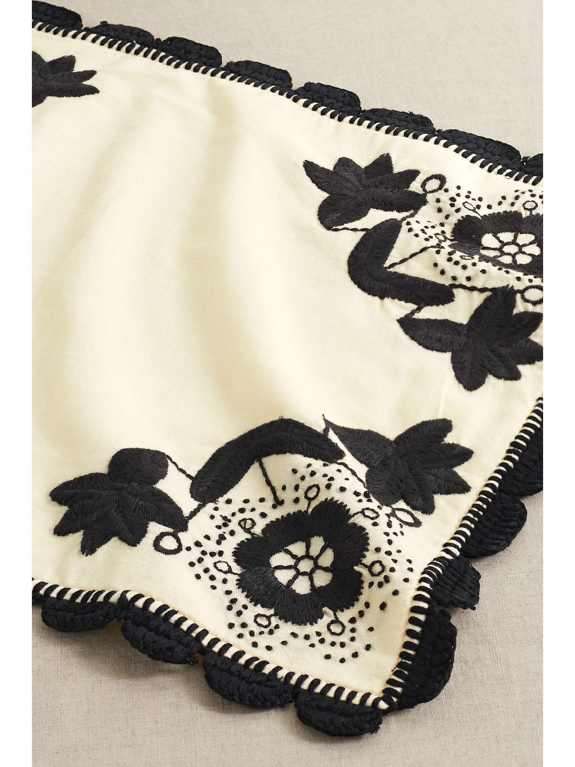 SEA Set de table en coton à broderies et à finitions en crochet Manuela